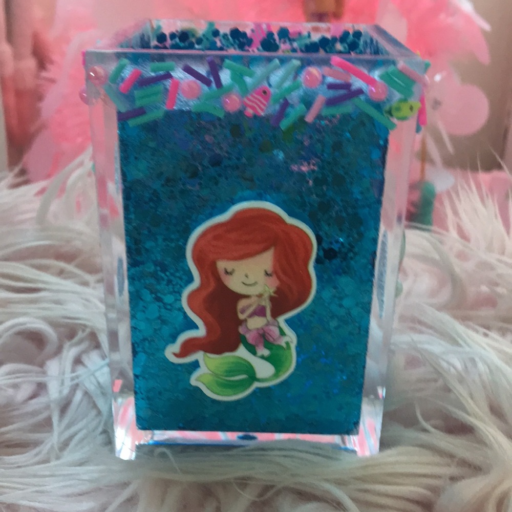 Kawaii makeup brush holder